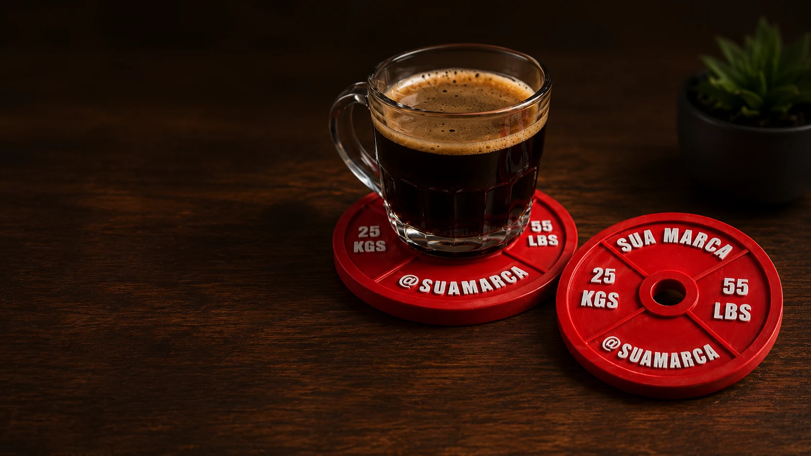 Porta-copos personalizado em formato de anilha vermelha com copo de café sobre mesa de madeira.